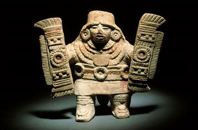 Early Classic figurine from Teotihuacan holding two shields. Photo by Jorge Pérez de Lara. Image and caption info via mesoweb.com.