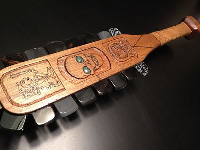 A Modern recreation of a ceremonial macuahuitl made by Shai Azoulai. Photo by Niveque Storm. Image via Wikimedia Commons