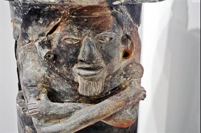 Bearded figure with arms folded on an early ceramic Vessel. Photo by Javier Tovar. Image via bookofmormonresouces.blogspot.com.