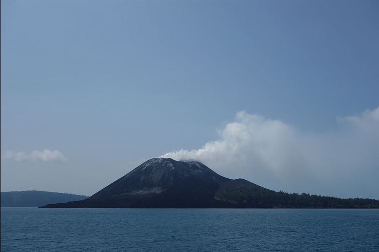 Anak Krakatau. Image via Wikimedia Commons.