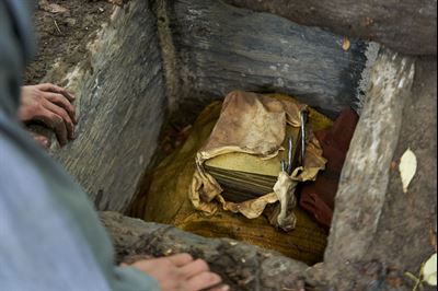 Joseph Smith uncovering the gold plates. Image via churchofjesuschrist.org.