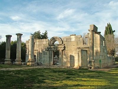 Ruins of the ancient synagogue of Kfar Bar'am in the Galilee. Image and description via Wikimedia Commons.