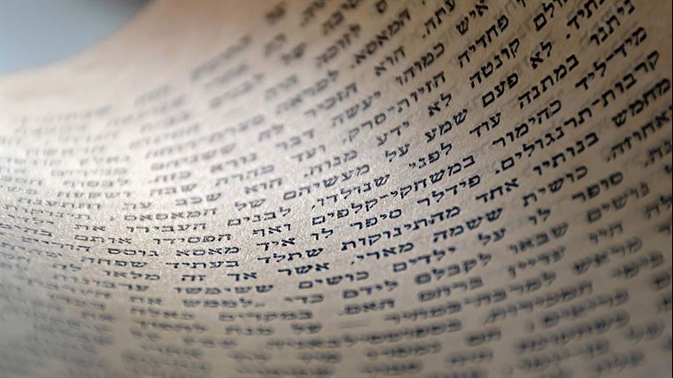 Photo of Hebrew text by Ri Butov from Pixabay.