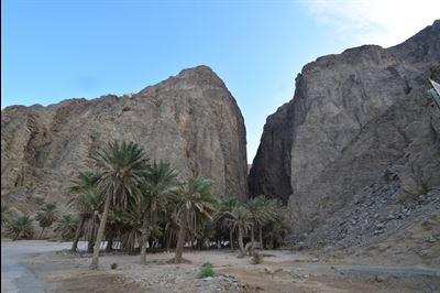 Entrance to Wadi Tayyib al-Ism from the coast. Photo via isha-borade.blogspot.com.